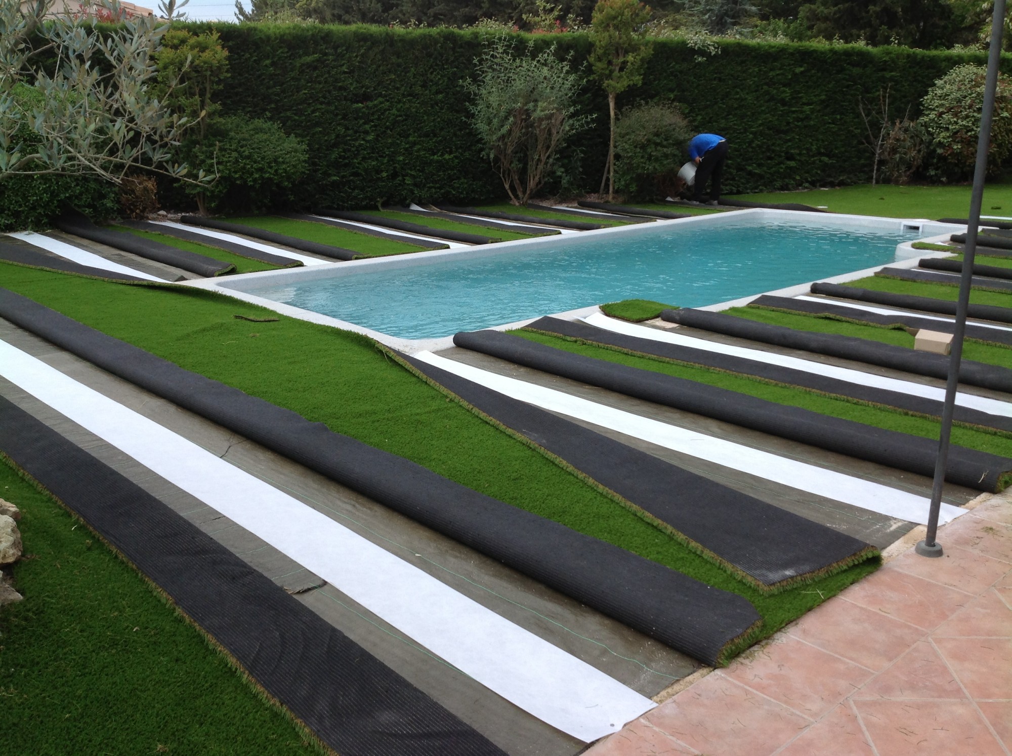 Mise en place de la bande de pontage pour gazon synthétique